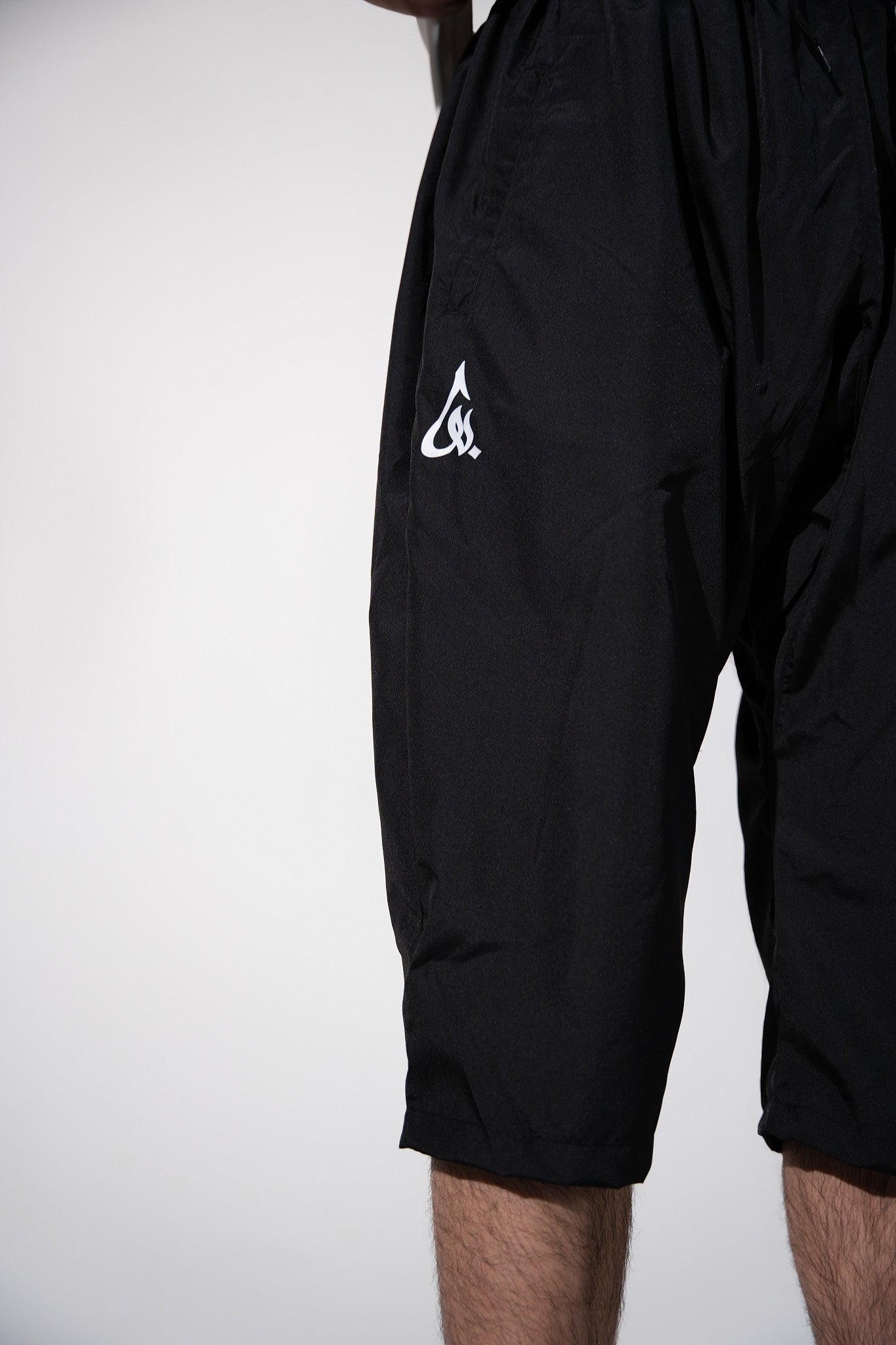 Short Cache Awra — Noir